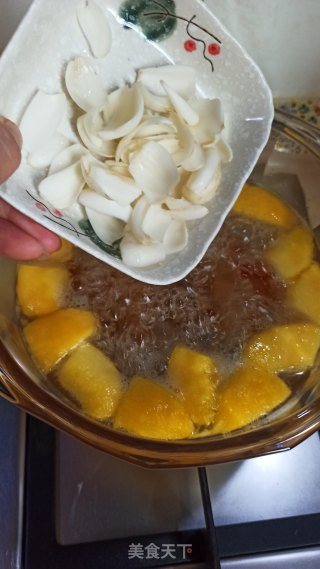 桃胶黄桃百合汤的做法步骤：7