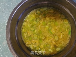虾皮尖椒炒鸡蛋的做法步骤：2