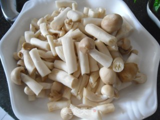 彩椒海鲜菇的做法步骤：2