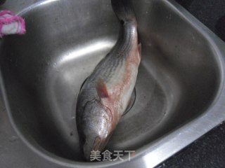 葱烧百花鱼的做法步骤：1