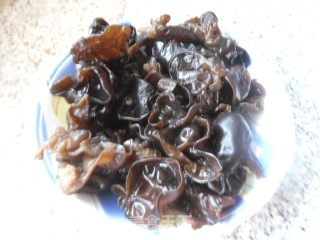 香菇烧木耳的做法步骤：1