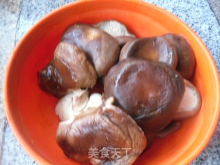 香菇烧木耳的做法步骤：2