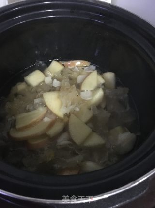 “润燥汤羹”百合银耳苹果糖水的做法步骤：9