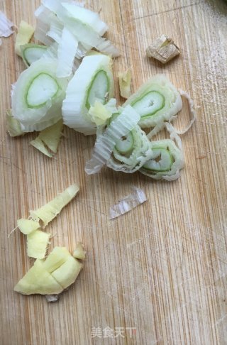 “润燥汤羹”丝瓜扇贝汤的做法步骤：3