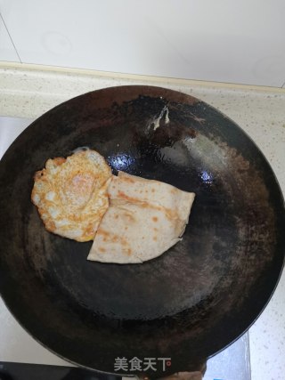 大饼夹鸡蛋的做法步骤：5