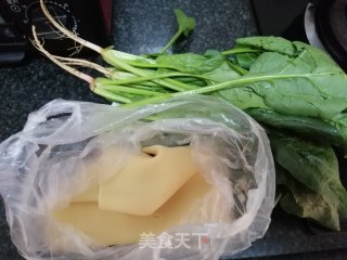 菠菜豆腐皮的做法步骤：1