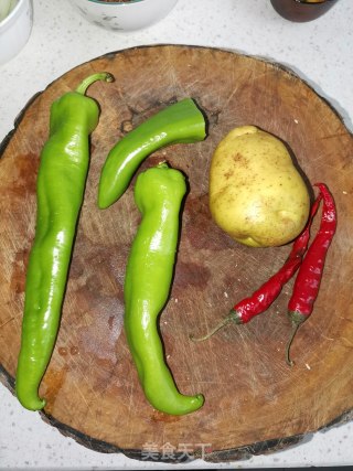 青椒土豆片的做法步骤：1