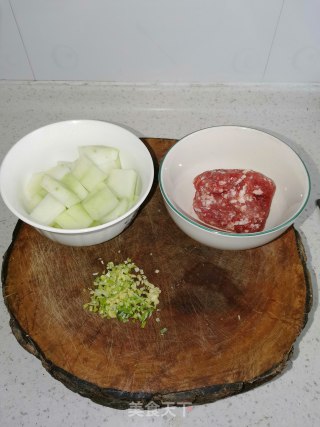 冬瓜虾皮肉丸汤的做法步骤：1