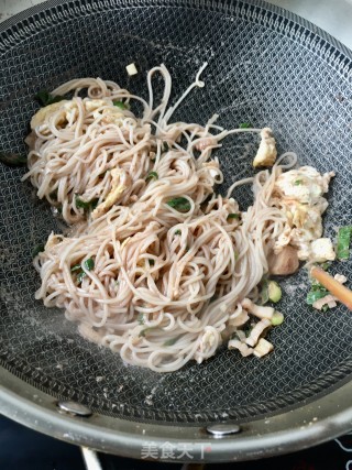 鸡蛋虾酱炒面的做法步骤：17