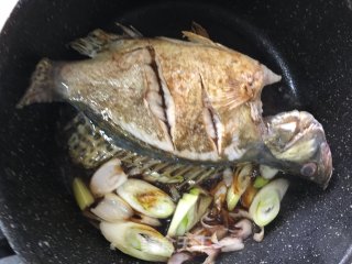 糖醋桂鱼的做法步骤：3