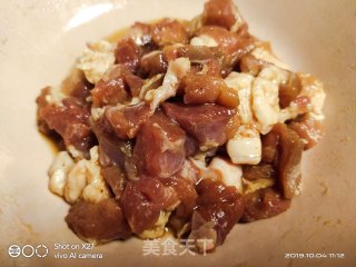 干锅五花肉炒有机花菜的做法步骤：1