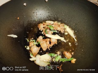 干锅五花肉炒有机花菜的做法步骤：3