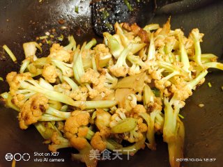 干锅五花肉炒有机花菜的做法步骤：7