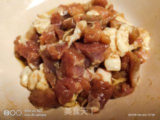 一道酸酸甜甜菠萝炒五花肉的做法步骤：1