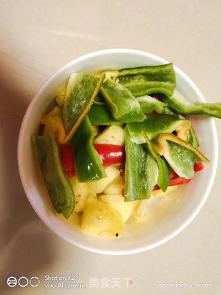 一道酸酸甜甜菠萝炒五花肉的做法步骤：3