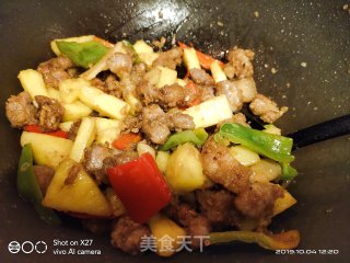 一道酸酸甜甜菠萝炒五花肉的做法步骤：10