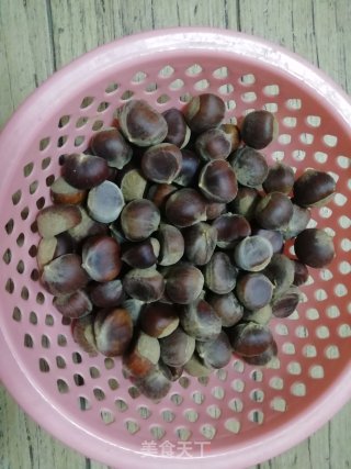 家庭版糖炒栗子的做法步骤：1