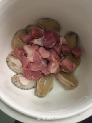 鲍鱼瘦肉炖西洋参的做法步骤：4
