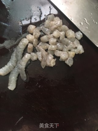 虾仁咖喱炒饭的做法步骤：2