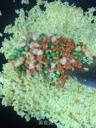 虾仁咖喱炒饭的做法步骤：15