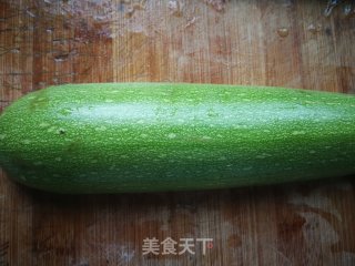 夏瓜炒火腿肠的做法步骤：1