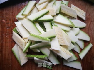 夏瓜炒火腿肠的做法步骤：2