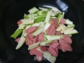 夏瓜炒火腿肠的做法步骤：5