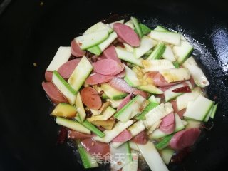 夏瓜炒火腿肠的做法步骤：6