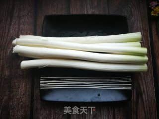 大葱蘸酱的做法步骤：1