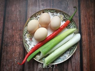 大葱炒鸡蛋的做法步骤：1