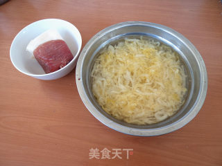肉丝酸菜炖粉条的做法步骤：2