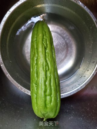 腊肉炒苦瓜的做法步骤：1