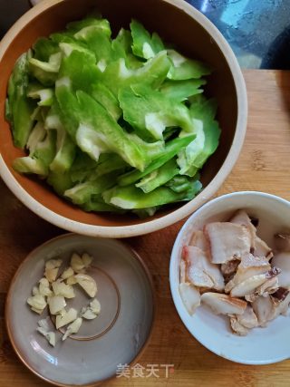 腊肉炒苦瓜的做法步骤：2