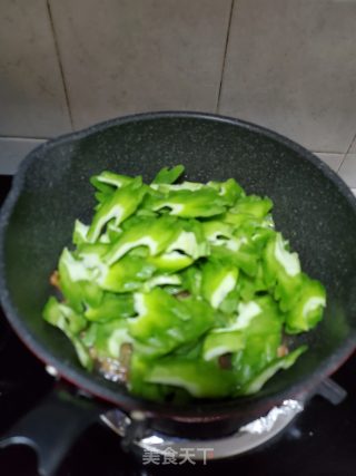 腊肉炒苦瓜的做法步骤：5