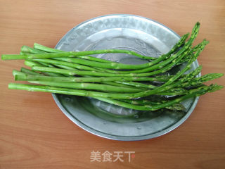 芝麻酱拌芦笋的做法步骤：1