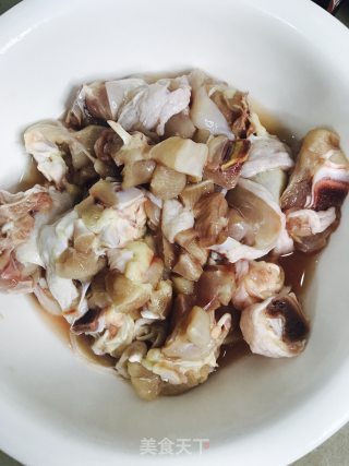 香菇土豆黄焖鸡的做法步骤：1