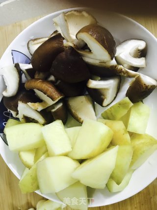 香菇土豆黄焖鸡的做法步骤：2