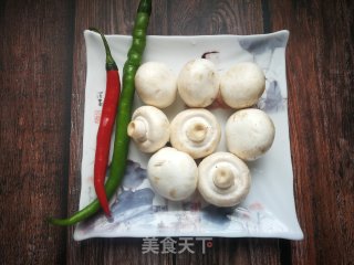 青红椒炒口蘑的做法步骤：1