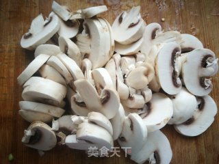 青红椒炒口蘑的做法步骤：2