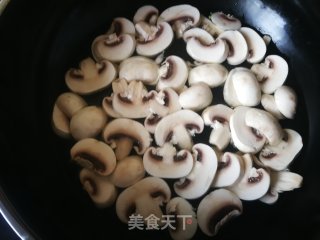 青红椒炒口蘑的做法步骤：3
