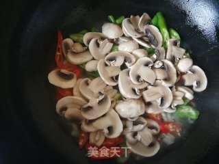 青红椒炒口蘑的做法步骤：7