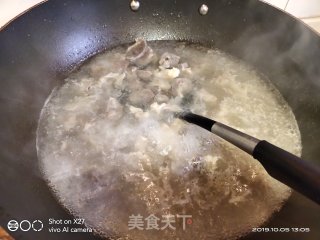 酸菜炖牛腩的做法步骤：1