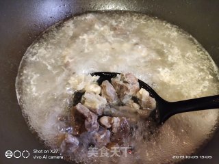 酸菜炖牛腩的做法步骤：2