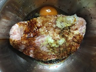 油面筋塞肉烧青菜的做法步骤：2