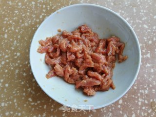 胡萝卜炒牛肉的做法步骤：1