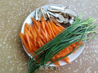 胡萝卜炒牛肉的做法步骤：2