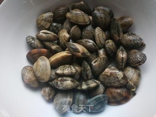 丝瓜炒花蛤的做法步骤：1