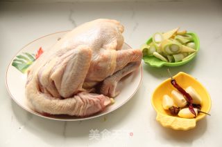 红焖全鸡的做法步骤：1
