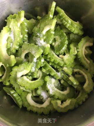 牛肉炒苦瓜的做法步骤：2