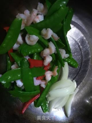 鲜虾荷兰豆的做法步骤：3